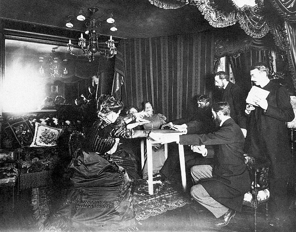 A séance with Eusapia Palladino and a lifted table